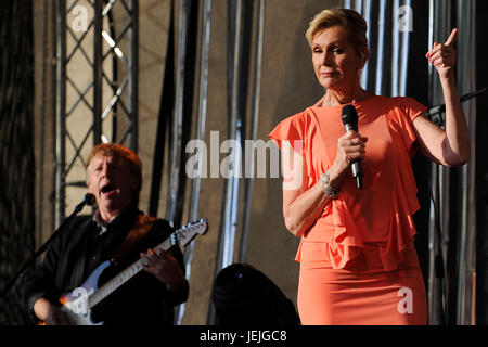 Karlstejn, République tchèque. 24 Juin, 2017. La chanteuse tchèque Helena Vondrackova (à droite) célèbre son 70e anniversaire, le Château de Karlstejn à Beroun, République tchèque, le 24 juin 2017. Credit : Ondrej Deml/CTK Photo/Alamy Live News Banque D'Images