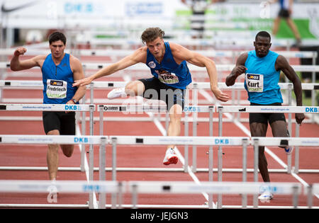 Ratingen, Allemagne. 25 Juin, 2017. Fredriech Pretorius en provenance d'Afrique du Sud et Kurt Felix de Grenade au cours de la discipline 110 m haies du décathlon hommes à l'athlétisme et course multisports de Ratingen, Allemagne, 25 juin 2017. Photo : Bernd Thissen/dpa/Alamy Live News Banque D'Images