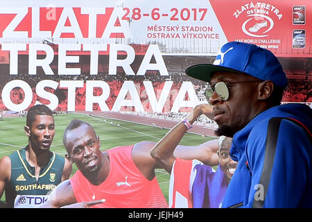 Mosnov, République tchèque. 25 Juin, 2017. Le sprinter jamaïcain Usain Bolt arrive à Ostrava, avant la Golden Spike Ostrava réunis au sein d'athlétisme internationale IAAF World Challenge, en République tchèque, le 25 juin 2017. Photo : CTK Jaroslav Ozana/Photo/Alamy Live News Banque D'Images