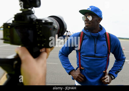 Mosnov, République tchèque. 25 Juin, 2017. Le sprinter jamaïcain Usain Bolt arrive à Ostrava, avant la Golden Spike Ostrava réunis au sein d'athlétisme internationale IAAF World Challenge, en République tchèque, le 25 juin 2017. Photo : CTK Jaroslav Ozana/Photo/Alamy Live News Banque D'Images