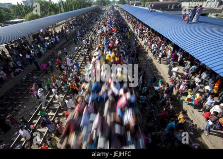 Dhaka, Dhaka, Bangladesh. 10 Juin, 2016. 25 juin 2017 ''" Dhaka, Bangladesh - un train chargé de déplacer les gens aussi sont en attente de leur village de voyage par train à Dhaka. Des millions de Bangladais voyagent à domicile, voyages en train bondé que le retour dangereux. Les musulmans du monde entier se préparent à célébrer l'un des plus gros festival religieuse musulmane de l'Aïd el-Fitr après la fin du Ramadan. Credit : K M Asad/ZUMA/Alamy Fil Live News Banque D'Images