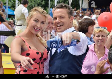 Rust, Allemagne, le 25 juin, 20017, Das Erste ARD TV Show "immer wieder Sonntags", mettant en vedette : Anna Carina Woitschack mediensegel : Crédit/Alamy Live News Banque D'Images