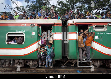 Dhaka, Dhaka, Bangladesh. 10 Juin, 2016. 25 juin 2017 ''" Dhaka, Bangladesh - plus de trains chargés également déplacer les gens attendent de leur village de voyage par train à Dhaka. Des millions de Bangladais voyagent à domicile, voyages en train bondé que le retour dangereux. Les musulmans du monde entier se préparent à célébrer l'un des plus gros festival religieuse musulmane de l'Aïd el-Fitr après la fin du Ramadan. Credit : K M Asad/ZUMA/Alamy Fil Live News Banque D'Images