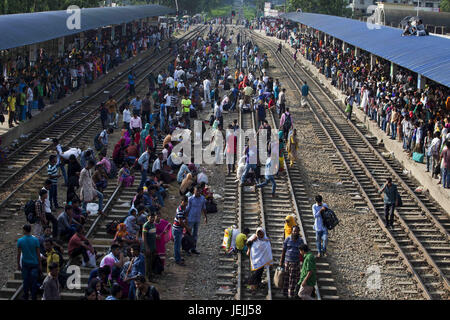 Dhaka, Dhaka, Bangladesh. 10 Juin, 2016. 25 juin 2017 ''" Dhaka, Bangladesh - peuple bangladais en attente de leur village de voyage par train à la gare de l'aéroport de Dhaka. Des millions de Bangladais voyagent à domicile, voyages en train bondé que le retour dangereux. Les musulmans du monde entier se préparent à célébrer l'un des plus grands festivals religieux musulmans de Eid ul-Fitr après la fin du Ramadan. Credit : K M Asad/ZUMA/Alamy Fil Live News Banque D'Images