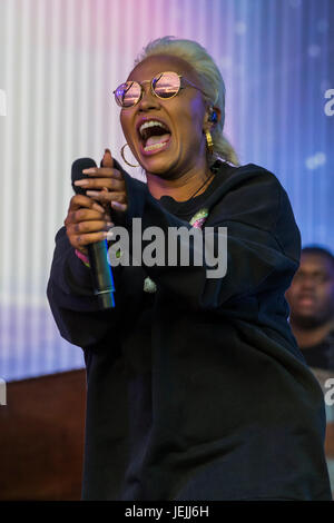 Glastonbury, Royaume-Uni. 25 Juin, 2017. Le soleil se couche sur le festival de Glastonbury en 2017 comme l'autre joue Emeli Sande - Stade son reflet verres montrent le ciel rouge et la foule. Digne ferme. Glastonbury, le 25 juin 2017 Crédit : Guy Bell/Alamy Live News Banque D'Images