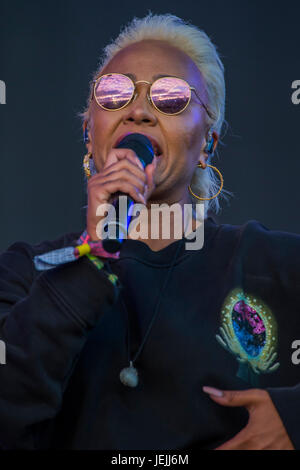 Glastonbury, Royaume-Uni. 25 Juin, 2017. Le soleil se couche sur le festival de Glastonbury en 2017 comme l'autre joue Emeli Sande - Stade son reflet verres montrent le ciel rouge et la foule. Digne ferme. Glastonbury, le 25 juin 2017 Crédit : Guy Bell/Alamy Live News Banque D'Images