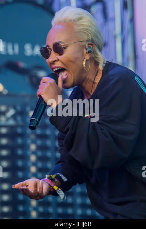 Glastonbury, Royaume-Uni. 25 Juin, 2017. Le soleil se couche sur le festival de Glastonbury en 2017 comme l'autre joue Emeli Sande - Stade son reflet verres montrent le ciel rouge et la foule. Digne ferme. Glastonbury, le 25 juin 2017 Crédit : Guy Bell/Alamy Live News Banque D'Images