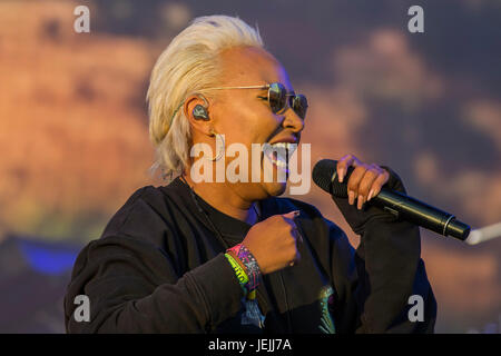 Glastonbury, Royaume-Uni. 25 Juin, 2017. Le soleil se couche sur le festival de Glastonbury en 2017 comme l'autre joue Emeli Sande - Stade son reflet verres montrent le ciel rouge et la foule. Digne ferme. Glastonbury, le 25 juin 2017 Crédit : Guy Bell/Alamy Live News Banque D'Images