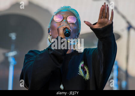 Glastonbury, Royaume-Uni. 25 Juin, 2017. Le soleil se couche sur le festival de Glastonbury en 2017 comme l'autre joue Emeli Sande - Stade son reflet verres montrent le ciel rouge et la foule. Digne ferme. Glastonbury, le 25 juin 2017 Crédit : Guy Bell/Alamy Live News Banque D'Images