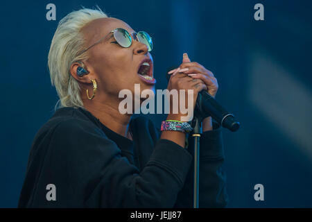 Glastonbury, Royaume-Uni. 25 Juin, 2017. Le soleil se couche sur le festival de Glastonbury en 2017 comme l'autre joue Emeli Sande - Stade son reflet verres montrent le ciel rouge et la foule. Digne ferme. Glastonbury, le 25 juin 2017 Crédit : Guy Bell/Alamy Live News Banque D'Images