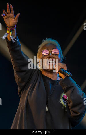 Glastonbury, Royaume-Uni. 25 Juin, 2017. Le soleil se couche sur le festival de Glastonbury en 2017 comme l'autre joue Emeli Sande - Stade son reflet verres montrent le ciel rouge et la foule. Digne ferme. Glastonbury, le 25 juin 2017 Crédit : Guy Bell/Alamy Live News Banque D'Images