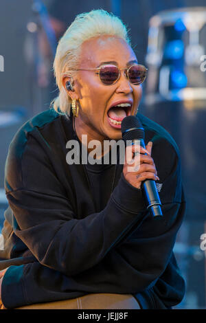 Glastonbury, Royaume-Uni. 25 Juin, 2017. Le soleil se couche sur le festival de Glastonbury en 2017 comme l'autre joue Emeli Sande - Stade son reflet verres montrent le ciel rouge et la foule. Digne ferme. Glastonbury, le 25 juin 2017 Crédit : Guy Bell/Alamy Live News Banque D'Images