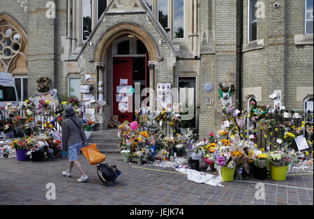 Londres, Royaume-Uni. 25 Jun, 2017. Hommages sont posées en dehors de l'Église méthodiste de Notting Hill à la suite de la tour de Grenfell incendies montrant l'immeuble détruit par le feu le 14 juin 2017 Credit : riche bowen/Alamy Live News Banque D'Images