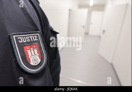 Hambourg, Allemagne. 26 Juin, 2017. Un agent de la justice se tenir dans une pièce de la G20 avant-poste de la cour de district de Hambourg, Allemagne, 26 juin 2017. L'avant-poste a été construit à partir de la hâte des conteneurs à l'extérieur du G20 du prisonnier place centrale tenue à Hambourg-Harburg. Pour 24 heures huit juges et trois employé sera actif dans la condamnation de militants politiques avec une efficacité maximale. Photo : Daniel Bockwoldt/dpa/Alamy Live News Banque D'Images