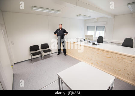 Hambourg, Allemagne. 26 Juin, 2017. Un agent de la justice se tenir dans une pièce de la G20 avant-poste de la cour de district de Hambourg, Allemagne, 26 juin 2017. L'avant-poste a été construit à partir de la hâte des conteneurs à l'extérieur du G20 du prisonnier place centrale tenue à Hambourg-Harburg. Pour 24 heures huit juges et trois employé sera actif dans la condamnation de militants politiques avec une efficacité maximale. Photo : Daniel Bockwoldt/dpa/Alamy Live News Banque D'Images