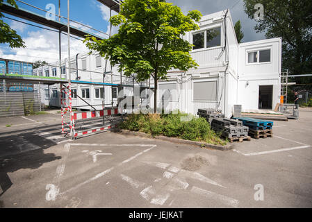 Hambourg, Allemagne. 26 Juin, 2017. Le G20 avant-poste de la cour de district de Hambourg, Allemagne, 26 juin 2017. L'avant-poste a été construit à partir de la hâte des conteneurs à l'extérieur du G20 du prisonnier place centrale tenue à Hambourg-Harburg. Pour 24 heures huit juges et trois employé sera actif dans la condamnation de militants politiques avec une efficacité maximale. Photo : Daniel Bockwoldt/dpa/Alamy Live News Banque D'Images