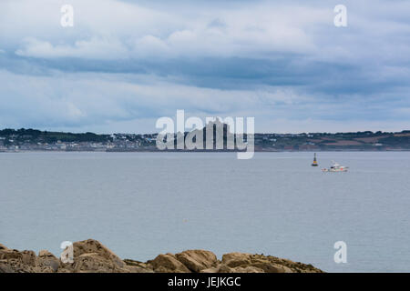 Mousehole, Cornwall, UK. 26 juin 2017. Météo britannique. Calme, mais chaleureux, ciel couvert et très humide à Mousehole cet après-midi. Dans la distance St Michaels mount à Marazion. Credit : cwallpix/Alamy Live News Banque D'Images