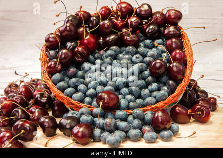 Des bleuets frais et les cerises dans le panier Banque D'Images