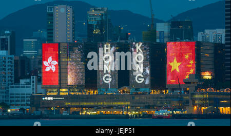 Décorations de Hong Kong le long de Victoria Harbour célébrant la rétrocession de Hong Kong à partir du Royaume-Uni à la Chine continentale en 1997. Banque D'Images