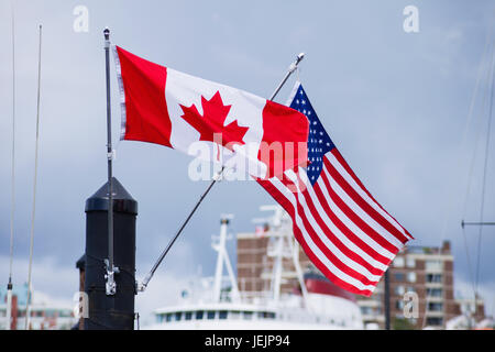 Drapeaux du Canada et USA American blowing in wind Banque D'Images