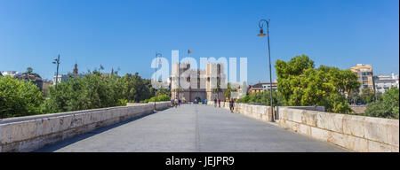 Panorama de personnes à pied le pont Serranos vers la porte de la ville historique de Valence, Espagne Banque D'Images