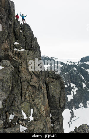 Les alpinistes au sommet de la montagne Banque D'Images