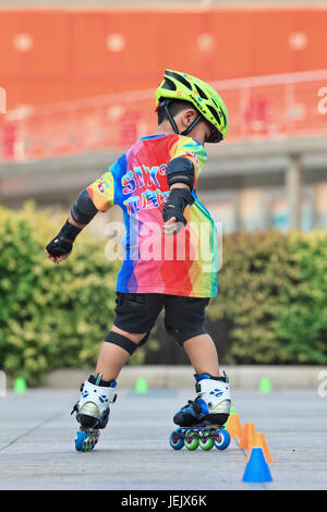 PÉKIN-10 JUILLET 2015. Garçon pratiquant le patinage en ligne. Bien que Ping-pong, basket-ball, badminton soient les meilleurs sports de Chine, le patinage est devenu très populaire! Banque D'Images