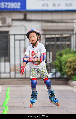 À BEIJING, le 10 juillet 2015. Boy practicing roller. Bien que d'une table de ping-pong, basket-ball et de badminton sont la Chine's top sports, la dernière décennie roller Banque D'Images