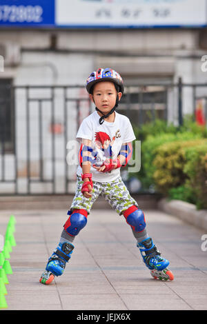 À BEIJING, le 10 juillet 2015. Boy practicing roller. Bien que d'une table de ping-pong, basket-ball et de badminton sont la Chine's top sports, la dernière décennie roller Banque D'Images