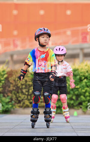 PÉKIN-10 JUILLET 2015. Enfants pratiquant le patinage en ligne. Bien que Ping-pong, basket-ball, badminton soient les meilleurs sports de Chine, le patinage est devenu très populaire! Banque D'Images