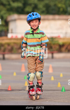 PÉKIN-10 JUILLET 2015. Garçon pratiquant le patinage en ligne. Bien que Ping-pong, basket-ball, badminton soient les meilleurs sports de Chine, le patinage est devenu très populaire! Banque D'Images