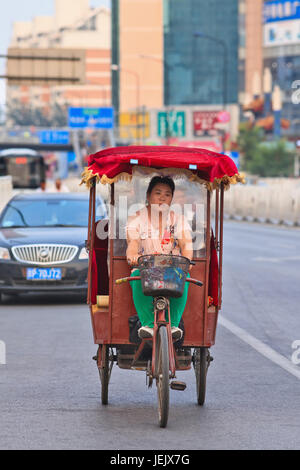 PÉKIN-10 JUILLET 2015. Un pousse-pousse motorisé électrique. Dans les villes chinoises, les rickshaws sont encore un mode de transport populaire et abordable. Banque D'Images