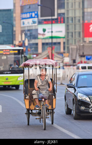 PÉKIN-10 JUILLET 2015. Un pousse-pousse motorisé électrique. Dans les villes chinoises, les rickshaws sont encore un mode de transport populaire et abordable. Banque D'Images