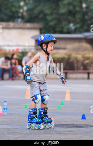 PÉKIN-10 JUILLET 2015. Garçon pratiquant le patinage en ligne. Bien que Ping-pong, le basket-ball et le badminton soient les meilleurs sports de la Chine, le patinage est devenu très populaire Banque D'Images