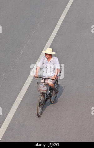 PÉKIN-24 JUILLET 2015. Vieux sur un vélo rouillé. Bien que la multiplication rapide des voitures en Chine la bicyclette reste le plus grand moyen de mobilité. Banque D'Images