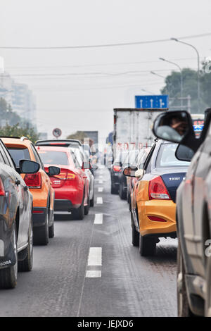 PÉKIN-OCT. 19, 2014. Embouteillage dans la ville couverte de smog. Pékin a subi une grave pollution de l'air causée principalement par les émissions de gaz d'échappement. Banque D'Images