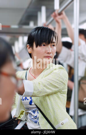 PÉKIN-2 JUIN 2015. Jeune femme en métro. Réseau ferroviaire de transport en commun rapide qui dessert les districts urbains et suburbains de Beijing, 18 lignes et 319 stations. Banque D'Images
