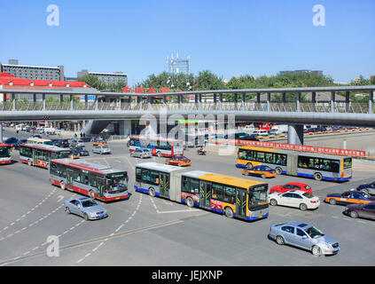 BEIJING-25 SEPTEMBRE. Bus et taxis sur une intersection animée du centre-ville de Pékin. Actuellement, plus de 24 000 bus et 70 000 taxis sont en service tous les jours. Banque D'Images