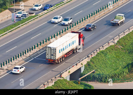 PÉKIN, DU 7 JUILLET 2015. Chariot avec conteneur Evergreen. Evergreen est une compagnie mondiale de transport de fret conteneurisé active dans 80 pays. Banque D'Images
