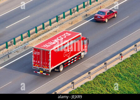 PÉKIN-7 JUILLET 2015. JD.Com chariot sur l'autoroute. JD.com ou Jingdong Mall est une société chinoise de commerce électronique qui est l'une des plus grandes. Banque D'Images