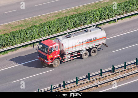 PÉKIN-SEPT. 12, 2015. Chariot à gaz liquide à long terme. Produits pétrochimiques de Beijing long Run-Qaida (2002), vente en gros et au détail de lubrifiants. Banque D'Images