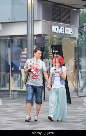 À BEIJING, le 25 juin 2014. Jeune couple à la mode dans le centre-ville. Les jeunes Chinois, notamment Beijing et Shanghai, collets blancs sont conscients de la mode un Banque D'Images