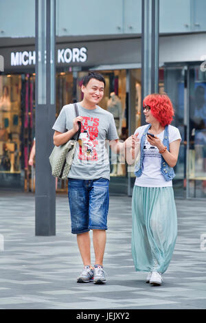 À BEIJING, le 25 juin 2014. Jeune couple à la mode dans le centre-ville. Les jeunes Chinois, notamment Beijing et Shanghai, collets blancs sont conscients de la mode un Banque D'Images