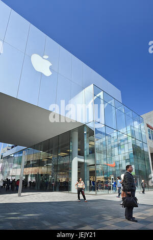 BEIJING – 3 AVRIL 2012. Magasin phare d'Apple dans la zone commerçante du Village, un jour d'été ensoleillé. Banque D'Images