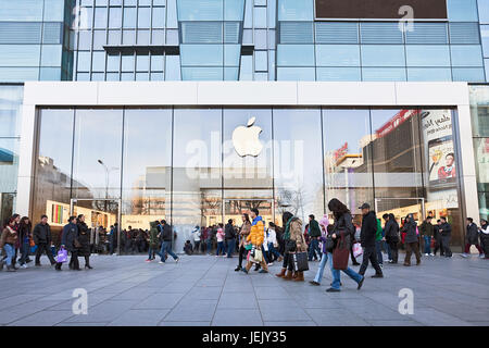 PÉKIN – 10 MARS 2012. Foule sur un trottoir devant un grand magasin Apple à Beijing Xidan zone commerçante. Banque D'Images