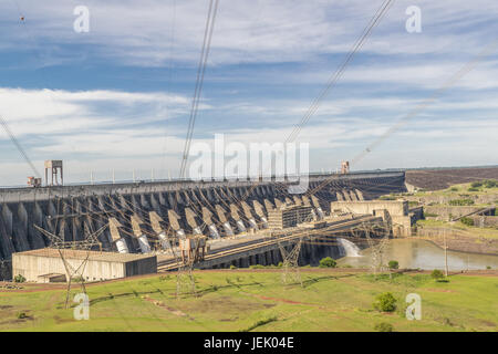 Barrage Itaipu vue depuis la frontière brésilienne Banque D'Images