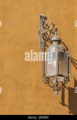 Lampe extérieur antique dans Red Wall Banque D'Images