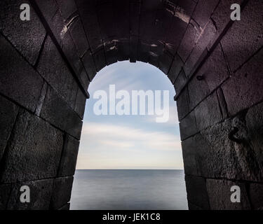 Vu à travers la mer arche en pierre Banque D'Images