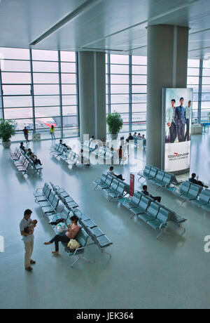 Les passagers dans la zone d'attente de l'Aéroport International de Shanghai Hongqiao, le principal aéroport desservant domestique Shanghai. Banque D'Images