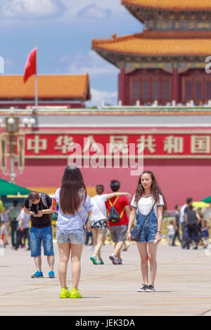 Jeune fille pour photo sur sunny Place Tiananmen, l'une des plus grandes places du monde (440 500 m2). Il a une grande importance culturelle. Banque D'Images